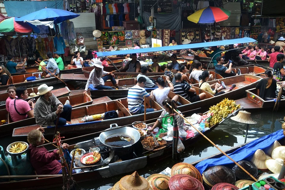 Плавучий рынок на Таиланде