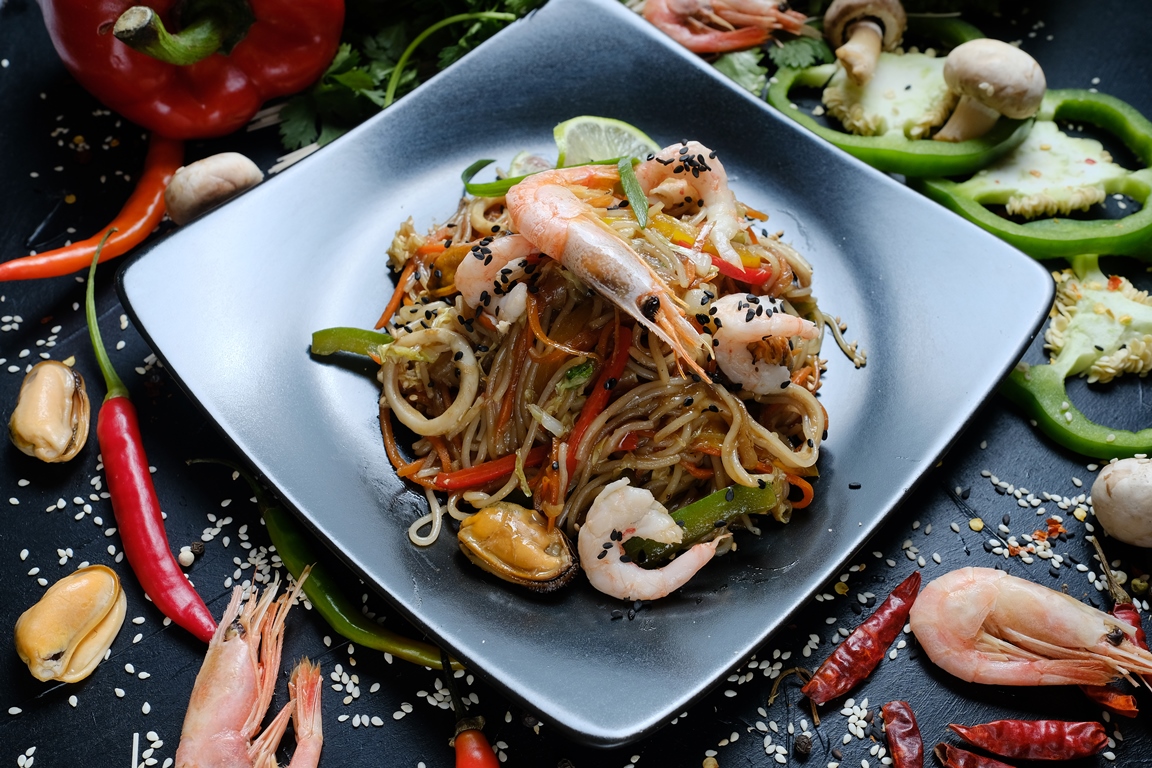 Тайский-салат-со-стеклянной-лапшой-с-креветками